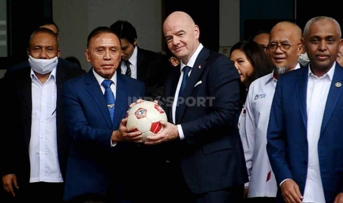 Secara mengejutkan, FIFA dan PSSI menggelar pertandingan Fun Football, meski Indonesia tengah diselimuti rasa duka atas tragedi Kanjuruhan. Copyright: © Herry Ibrahim/INDOSPORT