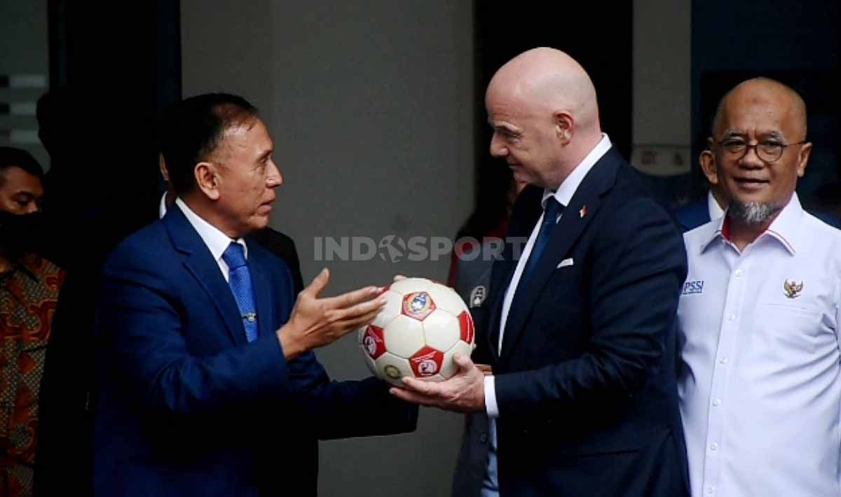 Presiden FIFA, Gianni Infantino usai melakukan pertemuan dengan Ketum PSSI Mochammad Iriawan sekita hampir 2 jam di kantor PSSI GBK Arena, Selasa (18/10/22). Copyright: © Herry Ibrahim/INDOSPORT