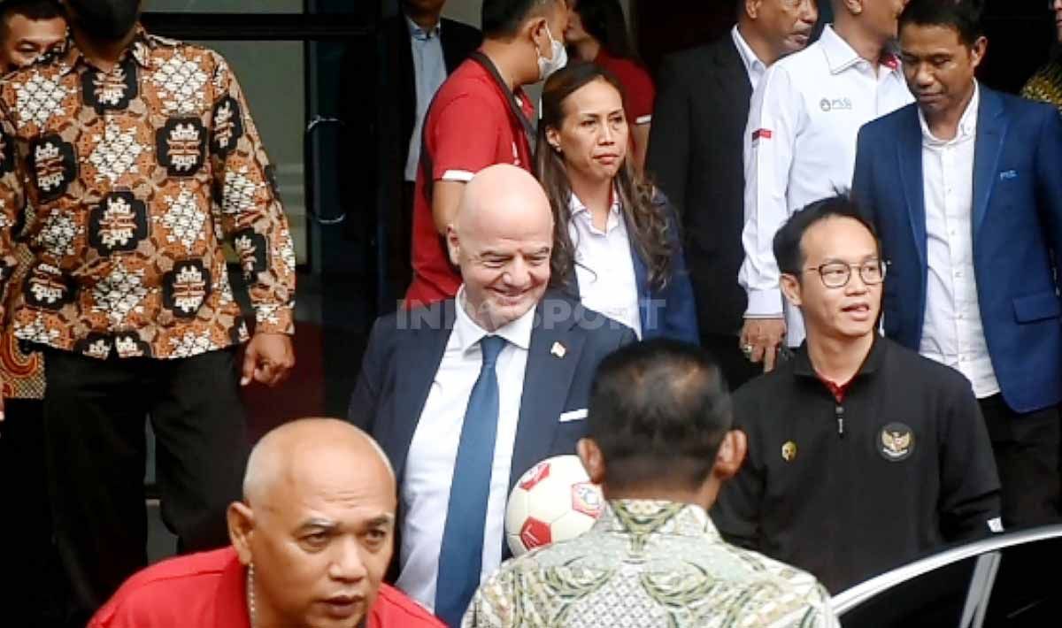 Presiden FIFA, Gianni Infantino usai melakukan pertemuan dengan Ketum PSSI Mochammad Iriawan sekita hampir 2 jam di kantor PSSI GBK Arena, Selasa (18/10/22). Copyright: © Herry Ibrahim/INDOSPORT