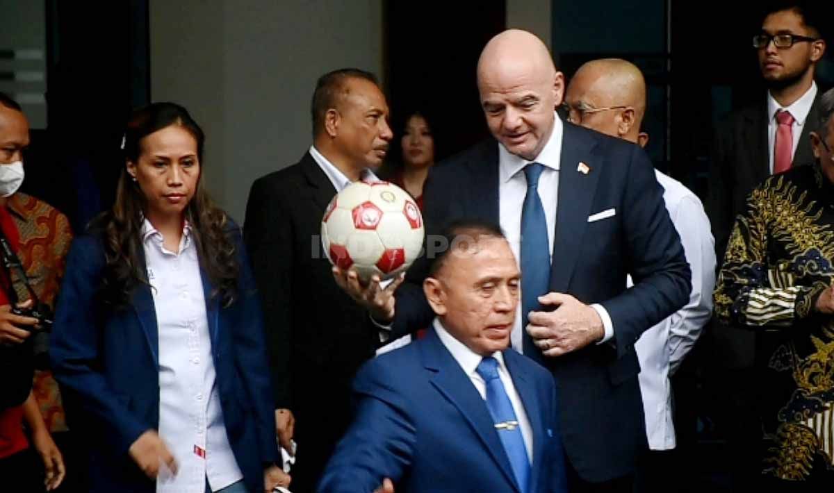 Presiden FIFA, Gianni Infantino usai melakukan pertemuan dengan Ketum PSSI Mochammad Iriawan sekita hampir 2 jam di kantor PSSI GBK Arena, Selasa (18/10/22). Copyright: © Herry Ibrahim/INDOSPORT