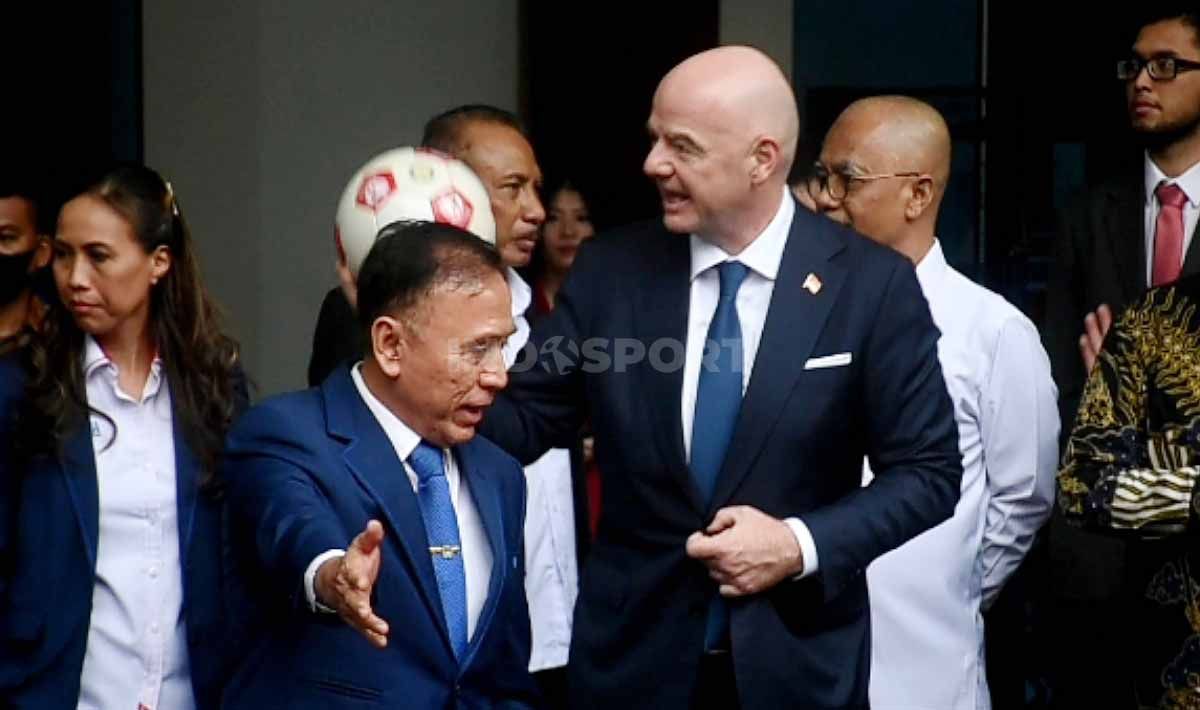 Presiden FIFA, Gianni Infantino usai melakukan pertemuan dengan Ketum PSSI Mochammad Iriawan sekita hampir 2 jam di kantor PSSI GBK Arena, Selasa (18/10/22). Copyright: © Herry Ibrahim/INDOSPORT