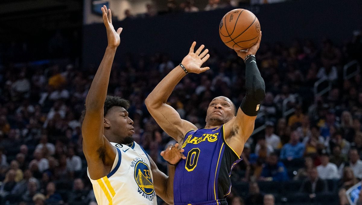 Pertarungan Russell Westbrook dengan James Wiseman dalam laga NBA antara LA Lakers vs Golden State Warriors Copyright: © Reuters/Kyle Terada