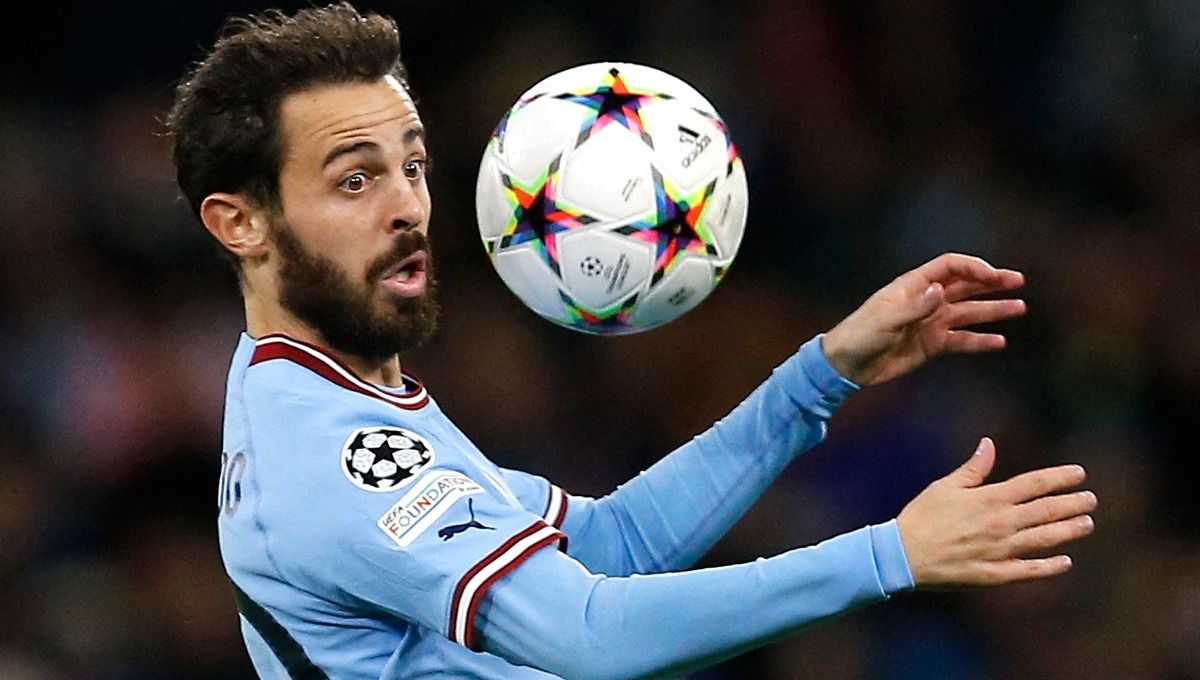 Gelandang klub Liga Inggris, Manchester City, yakni Bernardo Silva diberondong ucapan selamat usai sang tunangan, Ines Tomaz, umumkan kehamilan. Foto: Reuters/Craig Brough. Copyright: © Reuters/Craig Brough