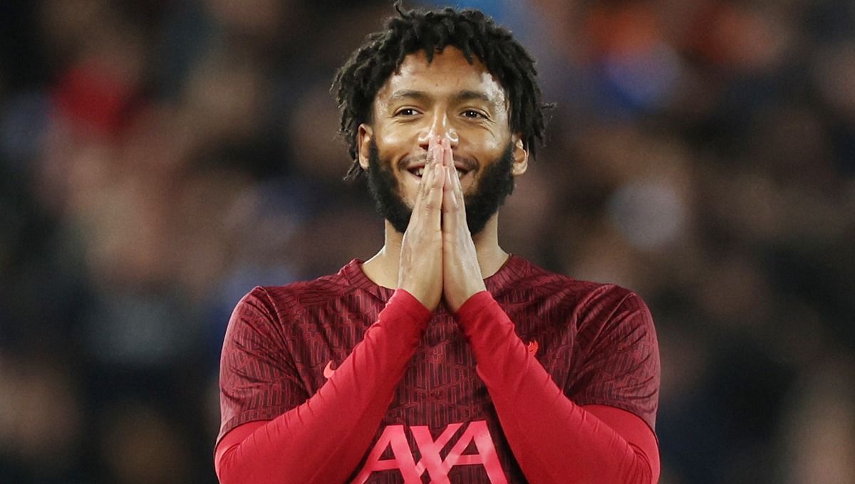 Joe Gomez berpeluang mengikuti jejak Mohamed Salah meninggalkan klub Liga Inggris (Premier League), Liverpool, ke Arab Saudi di bursa transfer. Copyright: © Reuters/Phil Noble