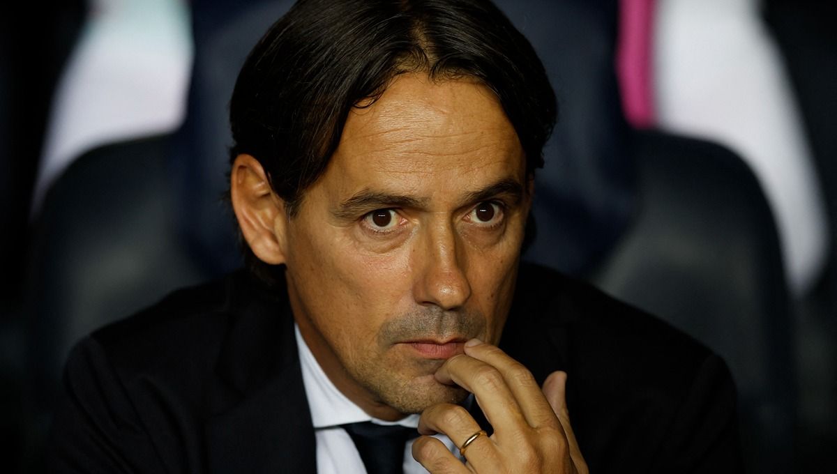 Raksasa Liga Italia (Serie A), Inter Milan, tetap memutuskan bakal tetap berpisah dengan pelatihnya, Simone Inzaghi, di akhir musim kendati mampu meraih gelar. Copyright: © Reuters/Albert Gea