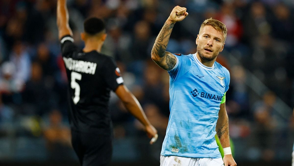 Striker Lazio, Ciro Immobile dikabarkan mengalami kecelakaan di pusat kota Roma, Minggu (16/4/23) ketika mengendarai mobil bersama kedua putrinya. Foto: REUTERS/Lisa Leutner Copyright: © Reuters/Lisa Leutner