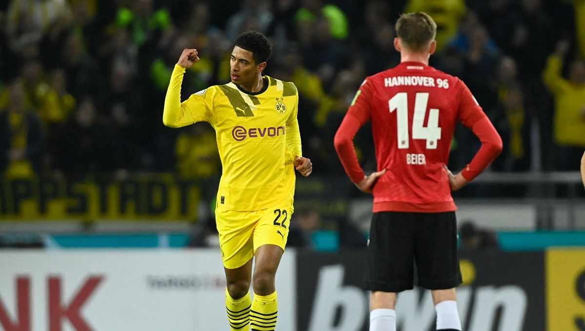 Jude Bellingham dalam laga DFB Pokal antara Hannover vs Borussia Dortmund Copyright: © Reuters/Fabian Bimmer