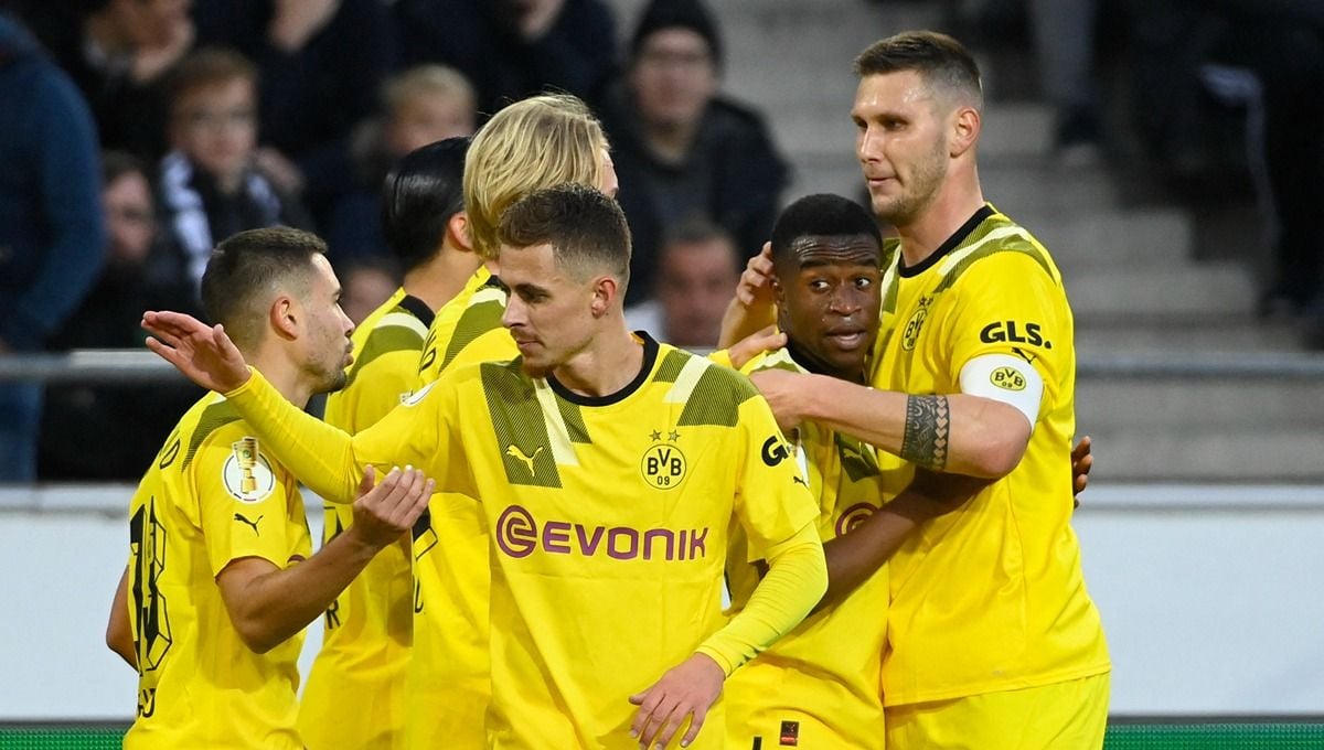 Borrusia Dortmund gagal juara Liga Jerman 2022-2023 setelah ditahan 2-2 oleh Mainz 05. Copyright: © Reuters/Fabian Bimmer