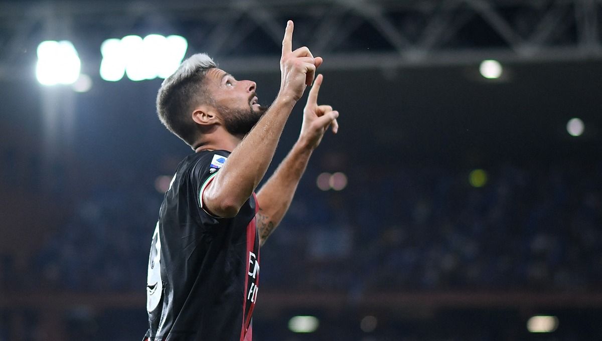 Dengan kartu merah dan gol penentu kemenangannya, Olivier Giroud benar-benar jadi pusat perhatian di laga AC Milan vs Spezia. Foto: REUTERS/Daniele Mascolo Copyright: © Reuters/Daniele Mascolo