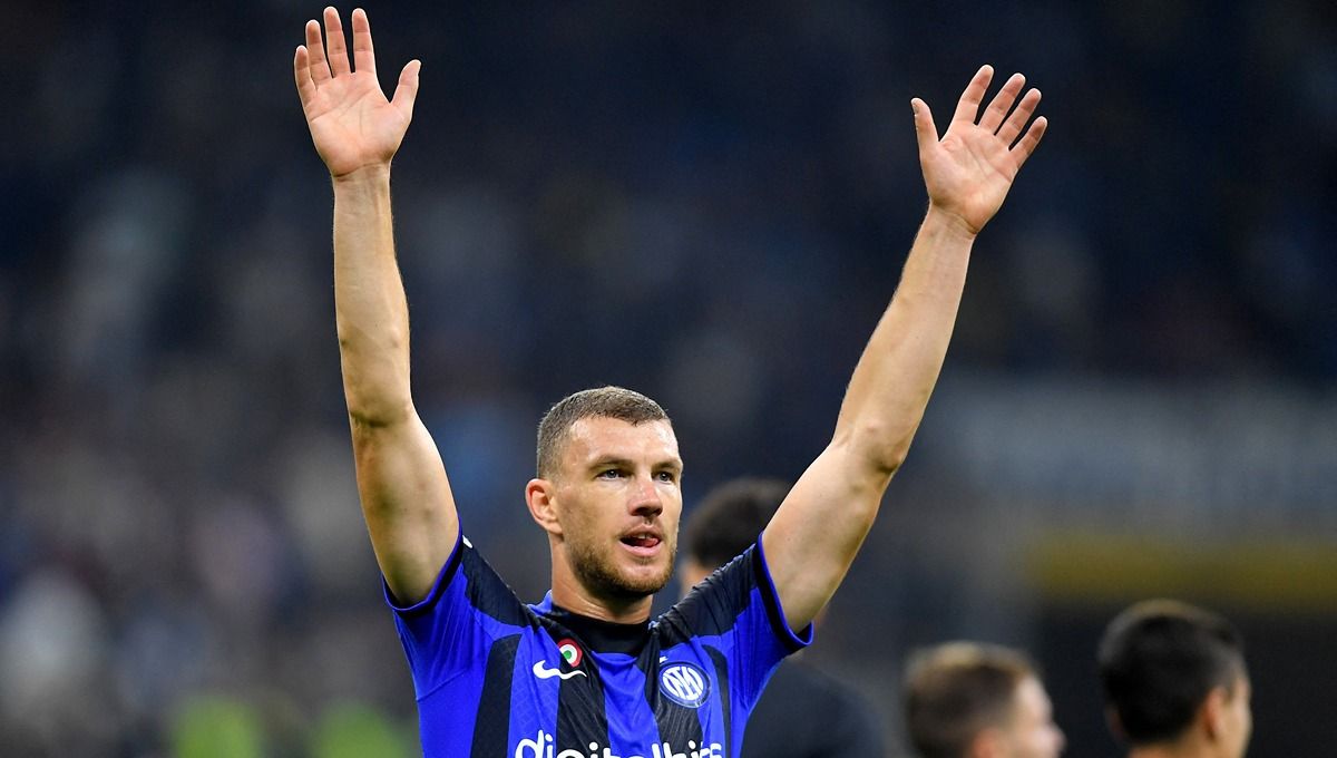 Penyerang gaek Inter Milan, Edin Dzeko, enggan memikirkan soal nasib kontrak barunya di tenga euforia kemenangan tim atas Bologna pada lanjutan Liga Italia. Foto: REUTERS/Daniele Mascolo Copyright: © Reuters/Daniele Mascolo