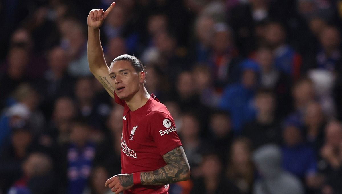 Darwin Nunez memamerkan keberhasilannya usai menjadi pahlawan di laga Newcastle vs Liverpool di Liga Inggris (Premier League) 2023/24. Copyright: © Reuters/Lee Smith