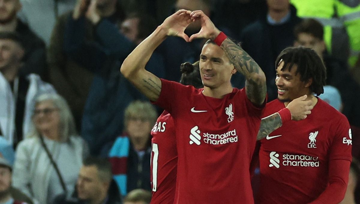 Andy Robertson mengungkap Darwin Nunez ngamuk di ruang ganti saat gagal mencetak gol di babak pertama laga Ajax vs Liverpool di Liga Champions. Foto: Reuters/Phil Noble. Copyright: © Reuters/Phil Noble