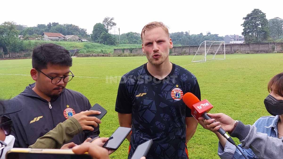 Pemain Asing Persija, Hanno Behrens saat memberikan keterangan selepas latihan di Depok. (Foto: Zainal Hasan/INDOSPORT) Copyright: © Zainal Hasan/INDOSPORT