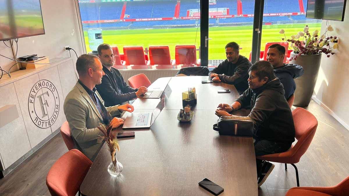 Direktur Teknik PSSI, Indra Sjafri bertemu perwakilan klub Liga Belanda, Feyenoord Rotterdam. (Foto: PSSI) Copyright: © PSSI