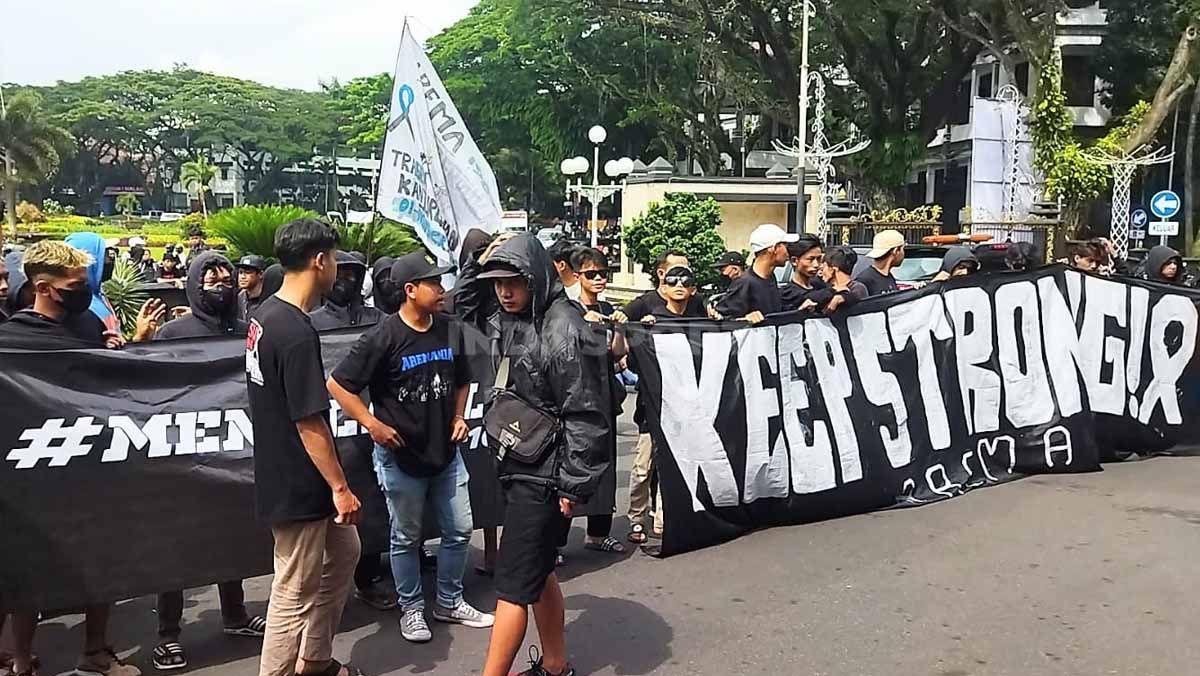 Wali Kota Malang, Sutiaji menemui massa aksi demonstrasi rombongan ke-2 di Balai Kota. (Foto: Ian Setiawan/INDOSPORT) Copyright: &copy; Ian Setiawan/INDOSPORT