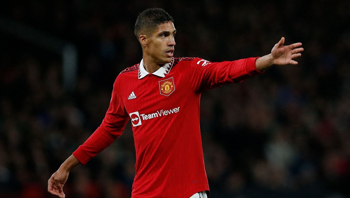 Raphael Varane sudah berencana akan pergi ke Lens atau Real Madrid seandainya diusir raksasa Liga Inggris (Premier League), Manchester United. Copyright: © Reuters/Craig Brough