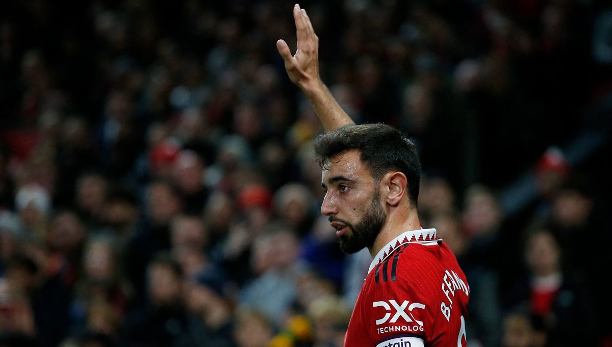 Legenda Manchester United, Gary Neville, menyayangkan Bruno Fernandes yang tidak menunjukkan perannya sebagai kapten di laga Liga Inggris kontra Liverpool.  Foto: REUTERS/Craig Brough Copyright: © Reuters/Craig Brough