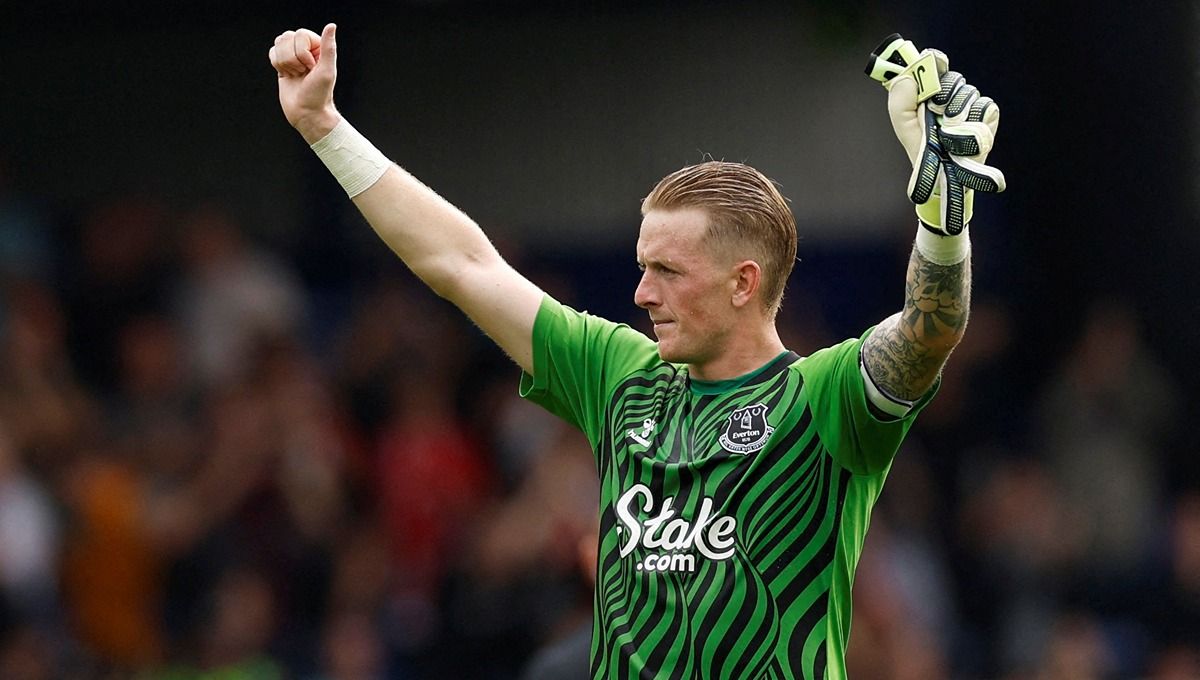 Rekap rumor bursa transfer per Minggu (18/06/23), di mana Manchester United kirim tawaran untuk Jordan Pickford hingga AC Milan mendepak Yacine Adli. Copyright: © Reuters/Jason Cairnduff