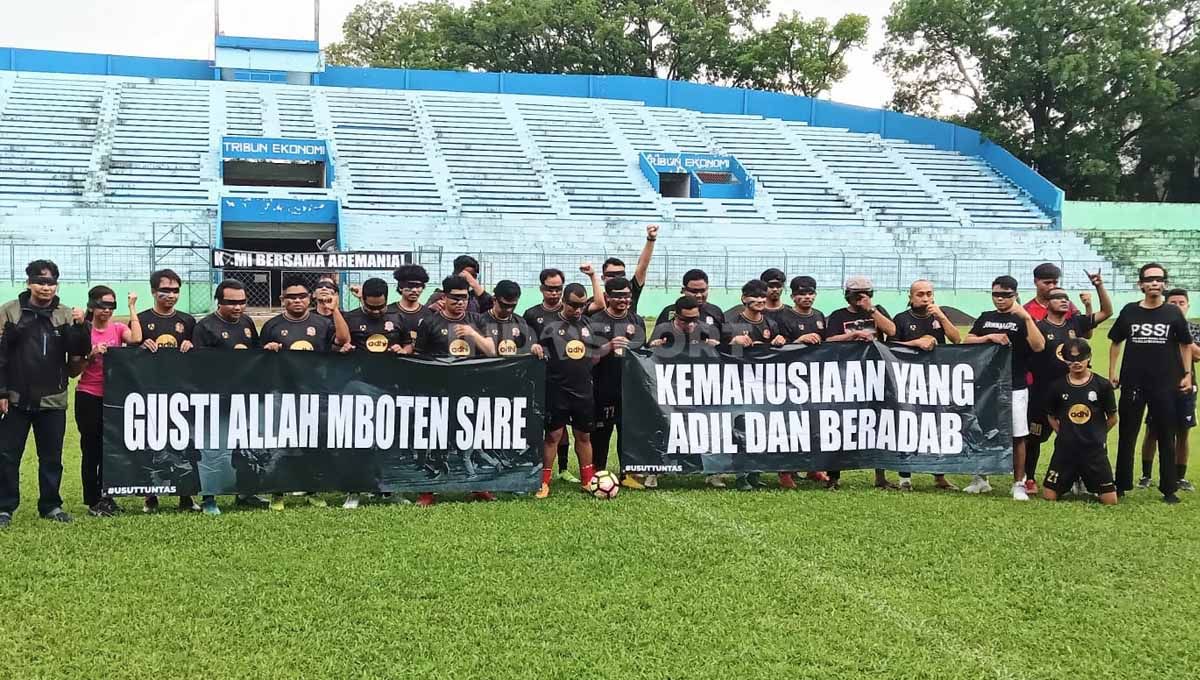 Jurnalis Malang Raya (JMR) mengadakan laga solidaritas di Stadion Gajayana Kota Malang, sekaligus menghimpun donasi sbg bentuk dukungan dlm #UsutTuntas Tragedi Kanjuruhan. Copyright: © Ian Setiawan/INDOSPORT