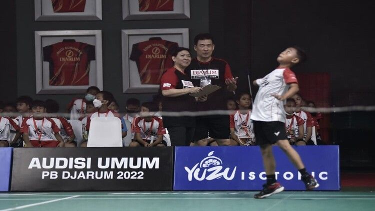 Susy Susanti dan Alan Budikusuma ikut memantau Audisi Umum PB Djarum 2022. Copyright: © PB Djarum/Megapro