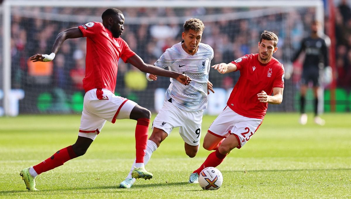 Duel antara Roberto Firmino dengan Cheikhou Kouyate dan Remo Freuler dalam laga Liga Inggris antara Nottingham Forest vs Liverpool Copyright: © Reuters/David Klein