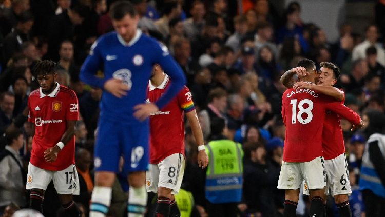 Pemain Manchester United Casemiro merayakan gol pertama mereka dengan Lisandro Martinez REUTERS-Tony Obrien Copyright: © REUTERS-Tony Obrien