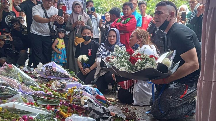 El Loco saat meletakkan bunga duka cita di pintu 13 Stadion Kanjuruhan, Minggu (22/10/22). Copyright: © Ian Setiawan/INDOSPORT