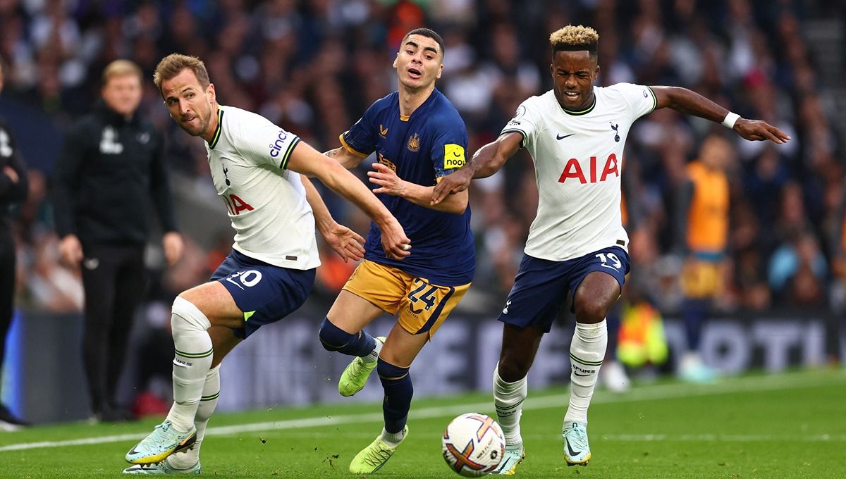Duel antara Miguel Almiron dengan Harry Kane dan Ryan Sessegnon dalam laga Liga Inggris antara Tottenham Hotspur vs Newcastle United Copyright: © Reuters/David Klein