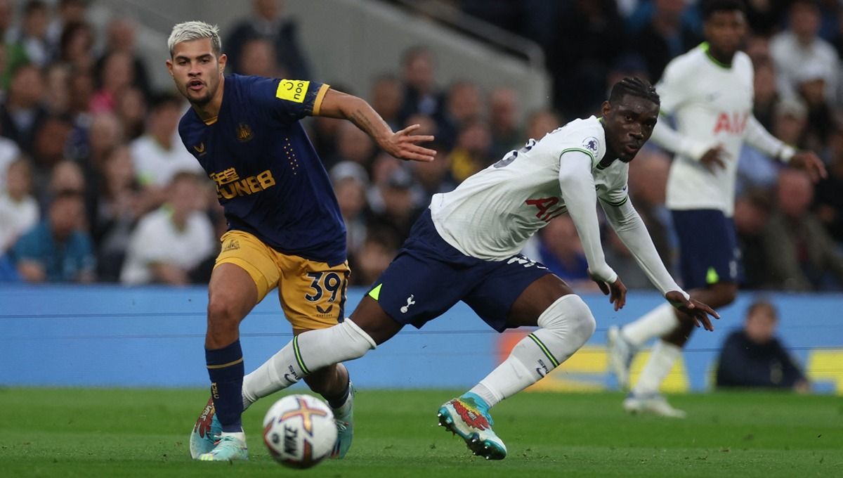 Duel antara Bruno Guimaraes dengan Yves Bissouma dalam laga Liga Inggris antara Tottenham Hotspur vs Newcastle United Copyright: © Reuters/David Klein