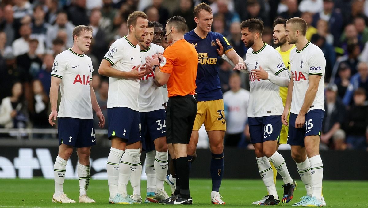 Aksi protes Harry Kane Cs dalam laga Liga Inggris antara Tottenham Hotspur vs Newcastle United Copyright: © Reuters/Paul Childs