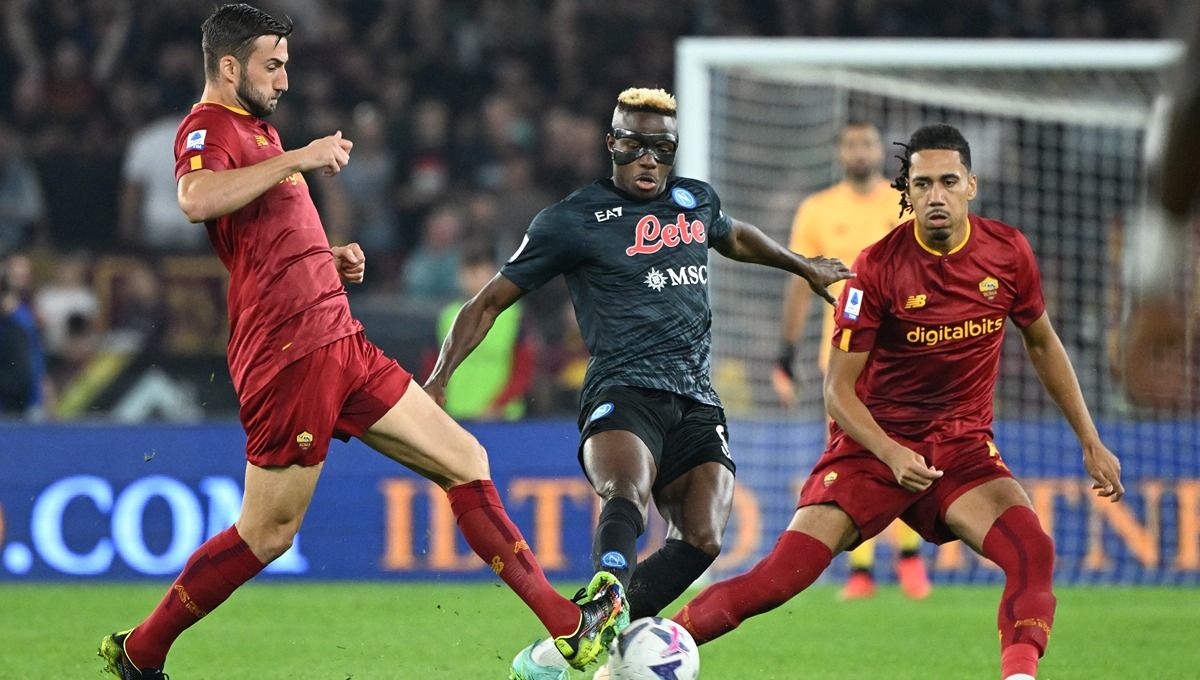 Duel antara Victor Osimhen dengan Chris Smalling dan Bryan Cristante dalam laga Liga Italia antara AS Roma vs Napoli Copyright: © Reuters/Alberto Lingria