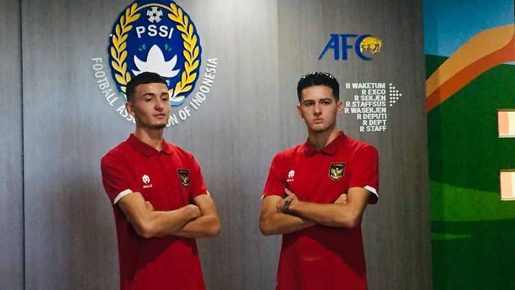 Ivar Jenner dan Justin Hubner bersama keluarganya menyambangi kantor PSSI. Copyright: © Petrus Manus Da'Yerimon/INDOSPORT