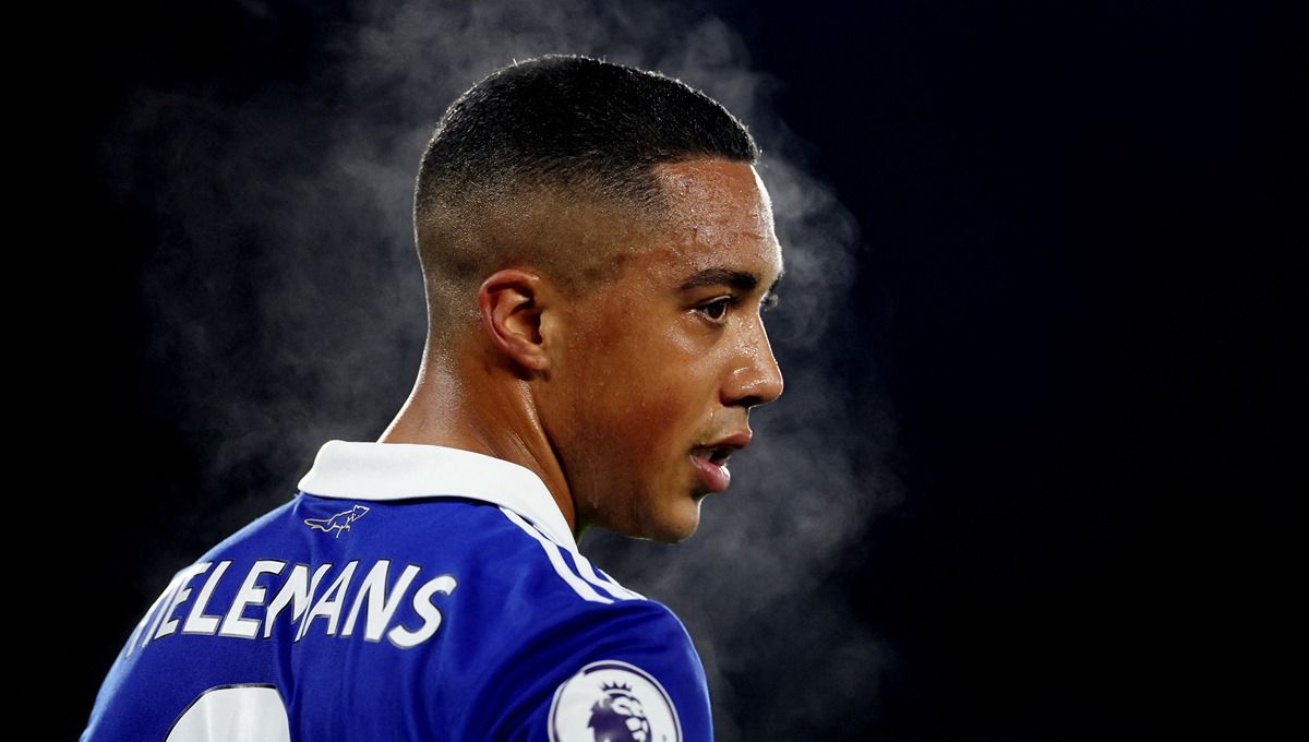 Nasib Youri Tielemans di Aston Villa semakin mengenaskan, lantas klub Liga Spanyol (LaLiga), Barcelona, siap tampung di bursa transfer selanjutnya? Foto: REUTERS/Carl Recine Copyright: © Reuters/Carl Recine