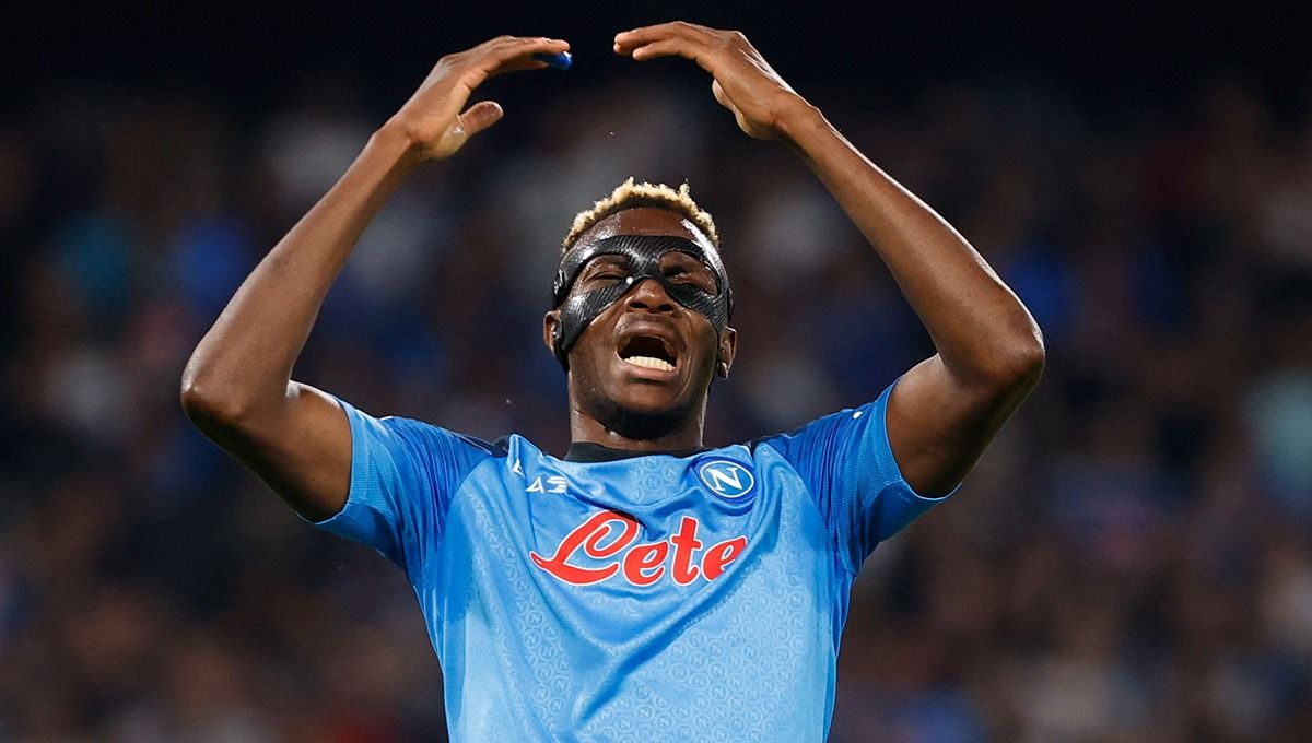 Klub Liga Inggris (Premier League), Chelsea, dikabarkan sudah mencapai kesepakatan untuk mendatangkan predator Napoli, Victor Osimhen, di bursa transfer 2024. Copyright: © Reuters/Ciro De Luca