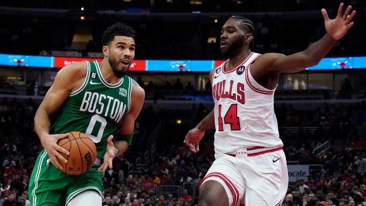 Jayson Tatum (kiri) dikawal ketat oleh Patrick Williams di laga Chicago Bulls vs Boston Celtics (25/10/22). (Foto: Reuters/David Banks-USA TODAY Sports) Copyright: © Reuters/David Banks-USA TODAY Sports