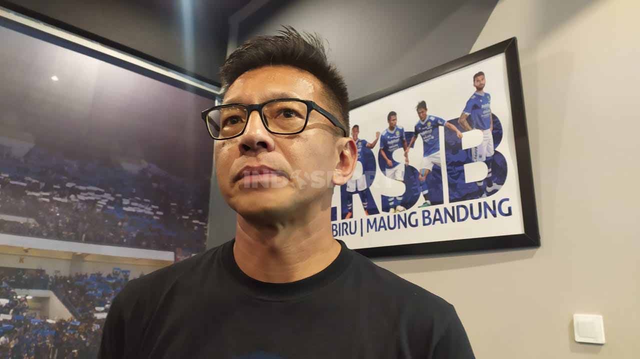 Manajemen Persib Bandung akhirnya buka suara mengenai kabar Luis Milla yang masuk dalam radar klub papan atas Meksiko, Chivas de Guadalajara. (Foto: Arif Rahman/INDOSPORT) Copyright: © Arif Rahman/INDOSPORT