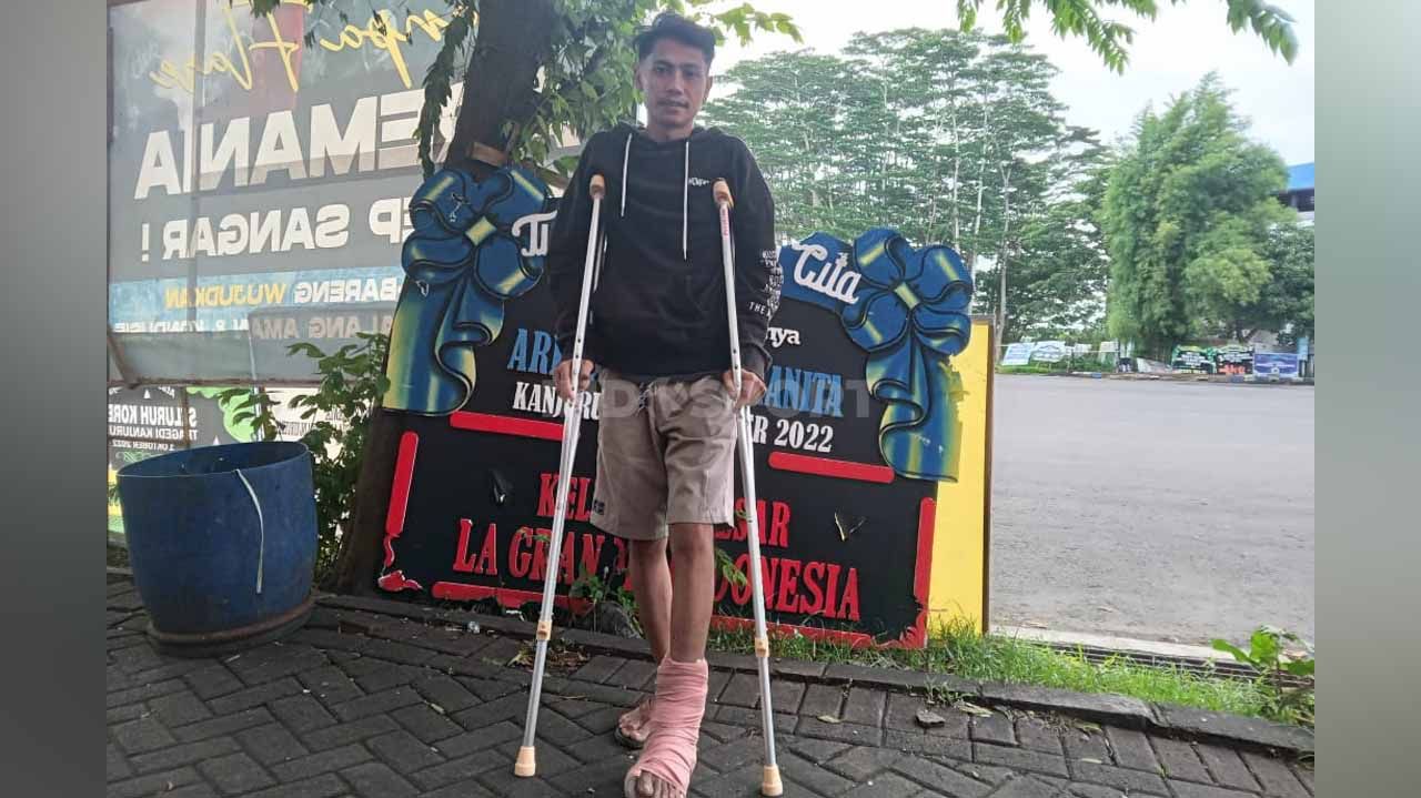Muhammad Ilham, korban selamat dengan luka patah tulang kaki dalam Tragedi Kanjuruhan. (Foto: Ian Setiawan/INDOSPORT) Copyright: © Ian Setiawan/INDOSPORT