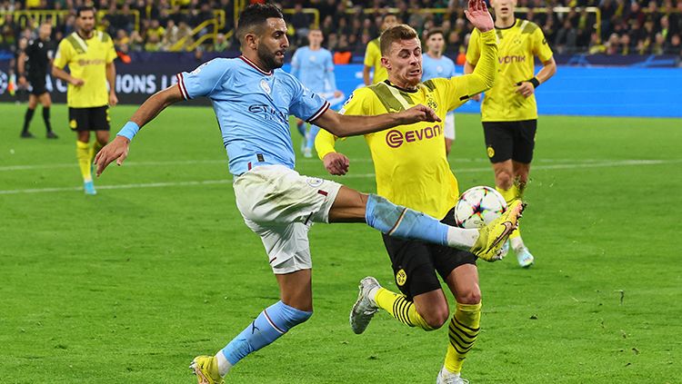 Perebutan bola antara pemain Manchester City, Riyad Mahrez dengan pemain Borussia Dortmund di Liga Champions. Copyright: © REUTERS/Thilo Schmuelgen