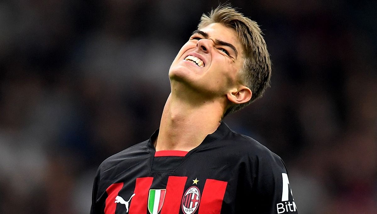 Rumor transfer Liga Italia (Serie A) sajikan AC Milan yang jual Charles De Ketelaere dan Inter Milan yang ngemis bantuan. Copyright: © Reuters/Daniele Mascolo