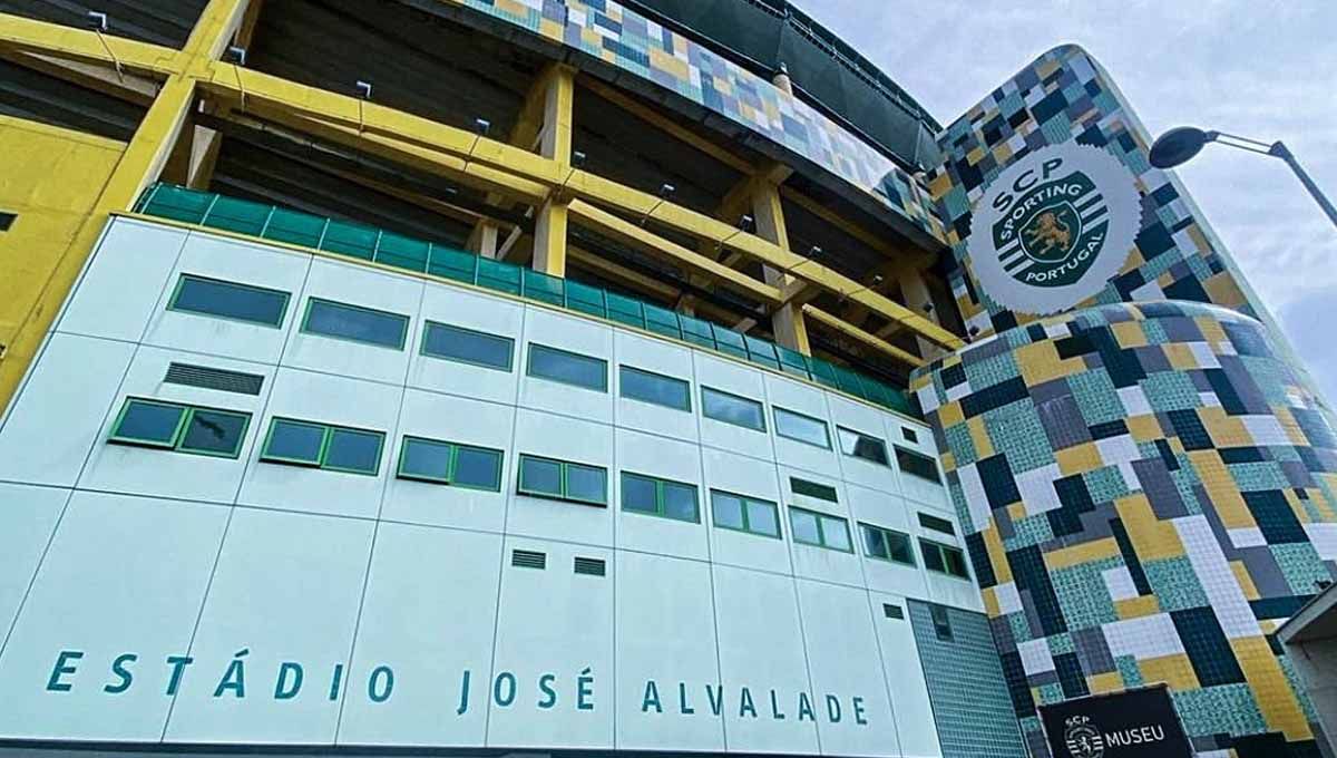 Perjalanan Presiden Klub Persita, Ahmed Rully Zulfikar ke markas klub ternama Portugal, Benfica dan Sporting Lisbon melanjutkan kunjungan dari FC Porto kemarin. (Foto: Instagram@persita.official) Copyright: © Instagram@persita.official