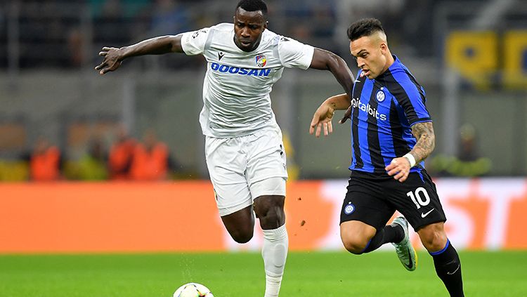 Pemain Inter Milan, Lautaro Martinez saat menjaga bola dari rebutan pemain Viktoria Plzen di Liga Champions. Copyright: © REUTERS/Daniele Mascolo