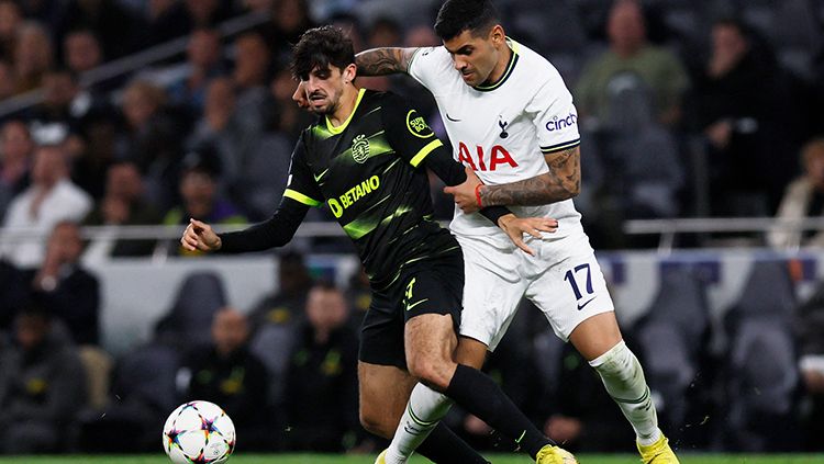 Perebutan bola antara pemain Tottenham Hotspur melawan Sporting Lisbon di Liga Champions. Copyright: © REUTERS/Tony Obrien