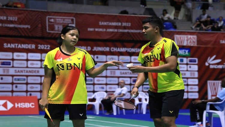 Meskipun tak seberapa jumlahnya, teriakan dan dukungan khas suporter bulutangkis Indonesia vs Jepang di Kejuaraan Dunia Junior 2022 sampai jadi sorotan BWF. Copyright: © PP PBSI