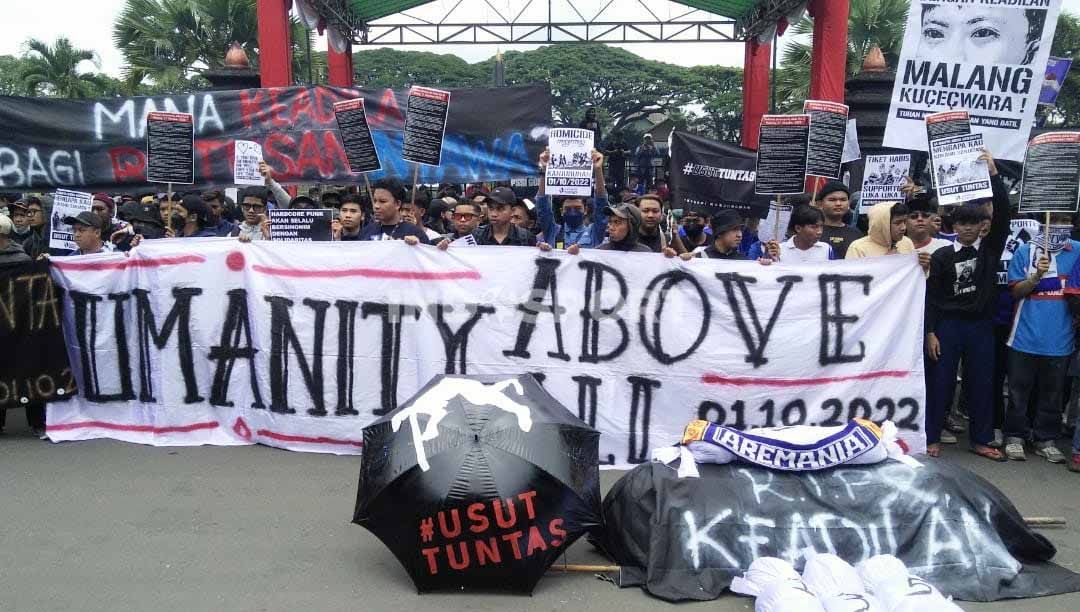 Ratusan Aremania kembali beraksi untuk terus menyuarakan usut tuntas Tragedi Kanjuruhan. Copyright: © Ian Setiawan/INDOSPORT