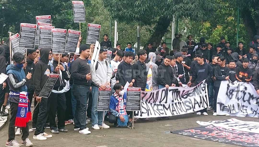 Ratusan Aremania kembali beraksi untuk terus menyuarakan usut tuntas Tragedi Kanjuruhan. Copyright: © Ian Setiawan/INDOSPORT