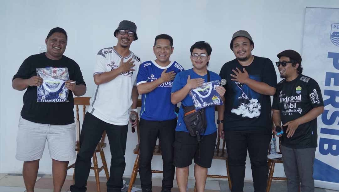 Persib Bandung, melalui program 'Sampurasun' menghadirkan spirit Sumpah Pemuda bersama dengan anggota Viking Persib Club (VPC).  Copyright: © Media officer Persib