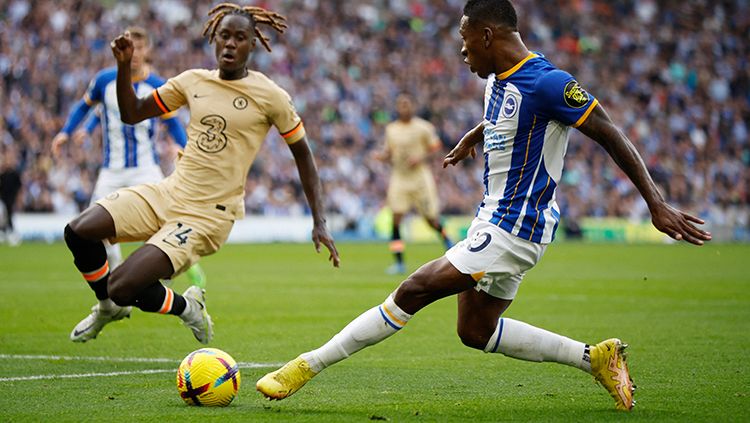 Pemain Chelsea berusaha mengadang umpan silang pemain Brighton di Liga Inggris. Copyright: © REUTERS/Tony Obrien