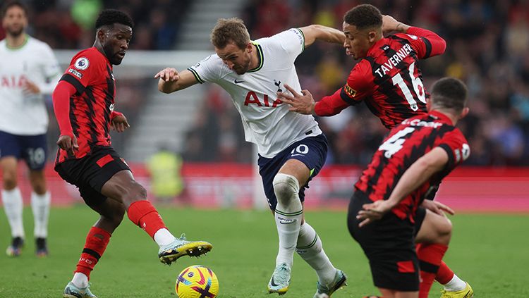 Harry Kane diadang para pemain Bournemouth di Liga Inggris. Copyright: © Reuters/Paul Childs