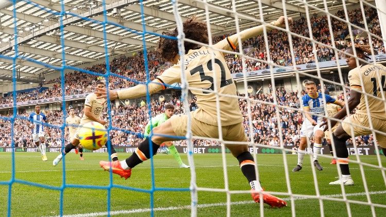 Marc Cucurella gagal menghadang bola tendangan Leandro Trossard yang berujung gol di laga Brighton vs Chelsea (29/10/22). (Foto: Reuters/John Sibley) Copyright: © Reuters/John Sibley