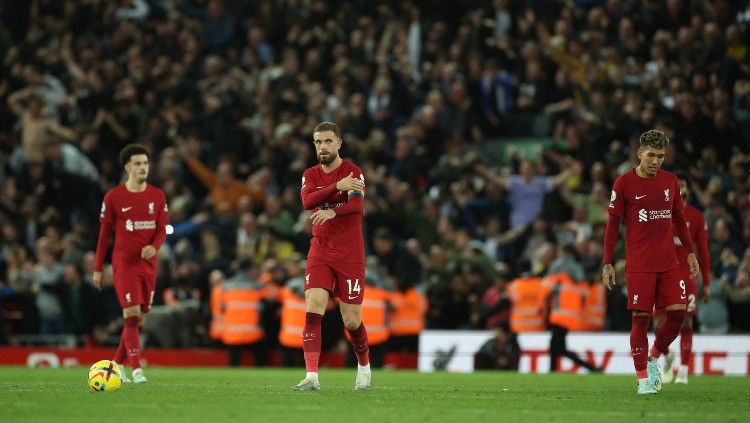 Jordan Henderson (tengah) terlihat lesu usai Leeds United bobol gawang Liverpool (30/10/22). (Foto: REUTERS/Phil Noble) Copyright: © REUTERS/Phil Noble